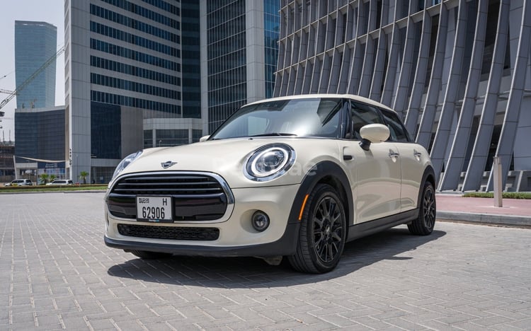 أبيض Mini Cooper S للإيجار في دبي