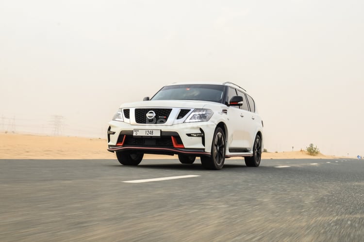 Bianca Nissan Patrol V8 with Nismo Bodykit in affitto a Dubai 2