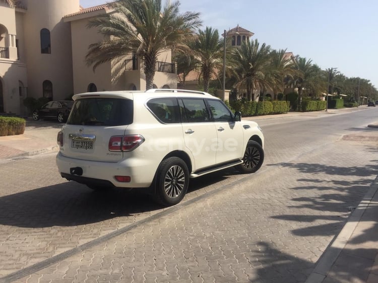 أبيض Nissan Patrol V6 Platinum للإيجار في دبي 1