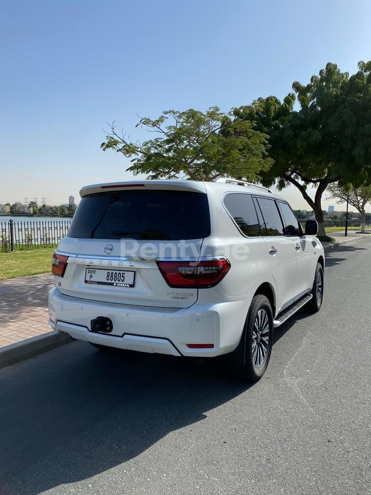 أبيض Nissan Patrol  V8 Titanium للإيجار في الشارقة 1