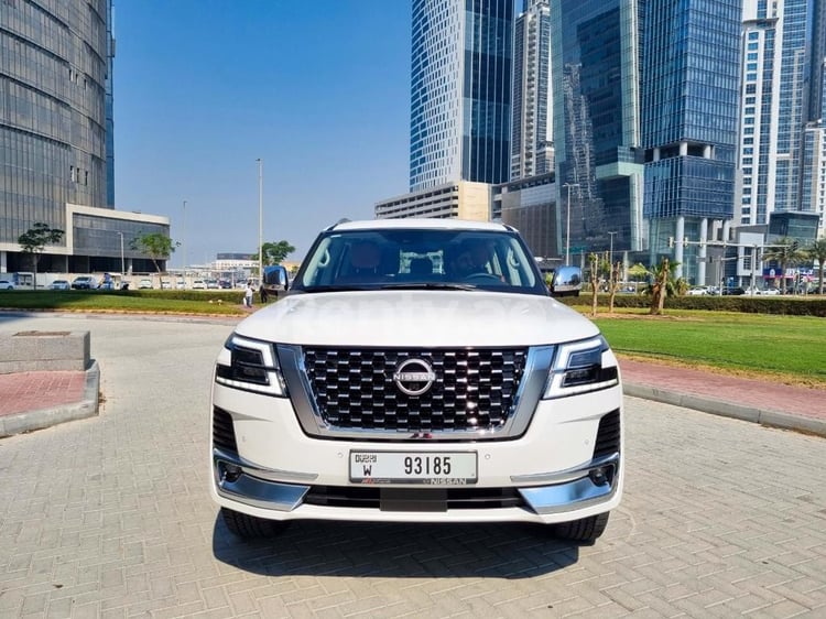 Weiß Nissan Patrol V8 Platinum zur Miete in Dubai 3