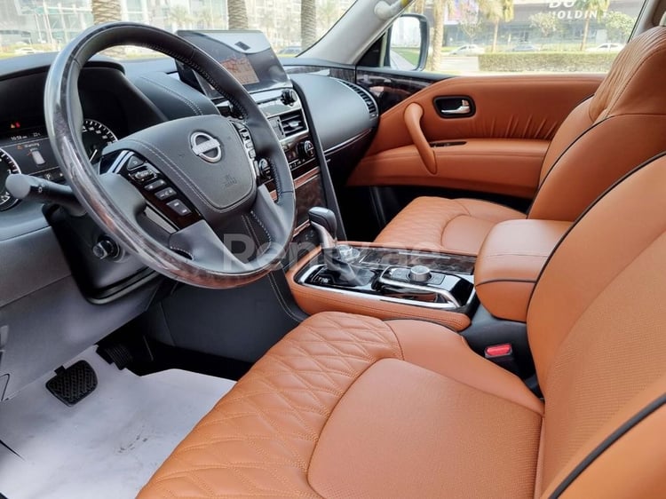 Белый Nissan Patrol V8 Platinum в аренду в Дубай 7