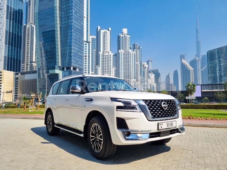 Blanc Nissan Patrol V8 Platinum en location à Dubai 8