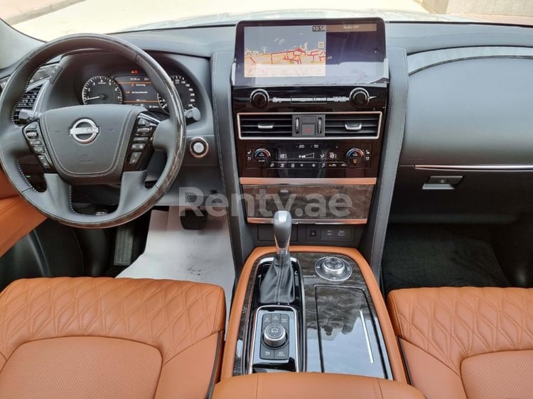 أبيض Nissan Patrol V8 Platinum للإيجار في دبي 10