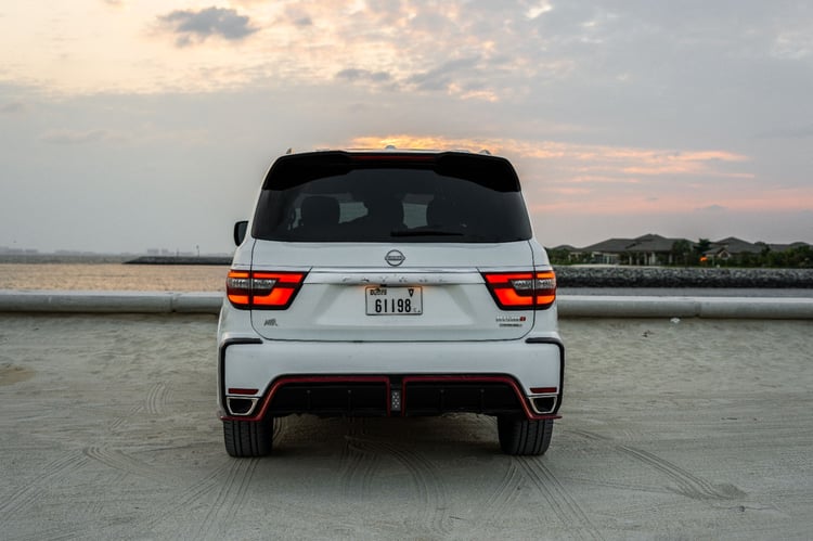 Weiß Nissan Patrol V8 with Nismo Bodykit and latest generation interior zur Miete in Dubai 1