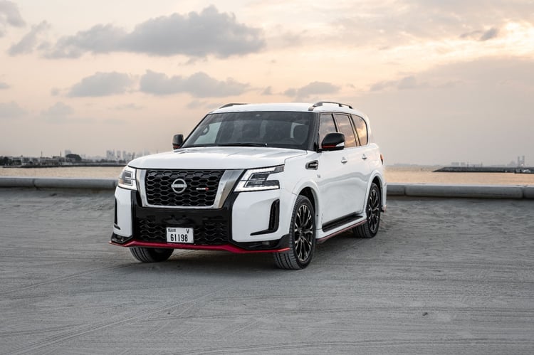 Blanco Nissan Patrol V8 with Nismo Bodykit and latest generation interior en alquiler en Dubai 2