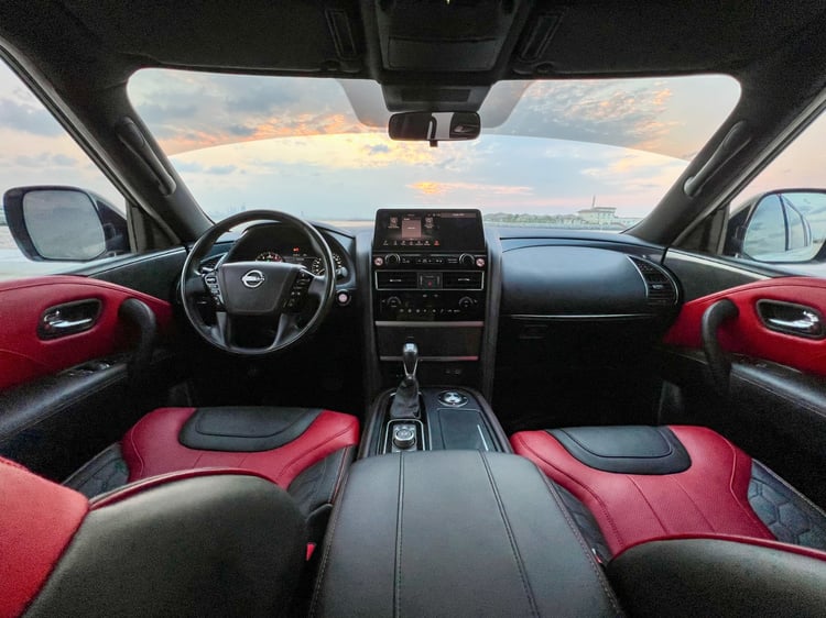 Weiß Nissan Patrol V8 with Nismo Bodykit and latest generation interior zur Miete in Dubai 3