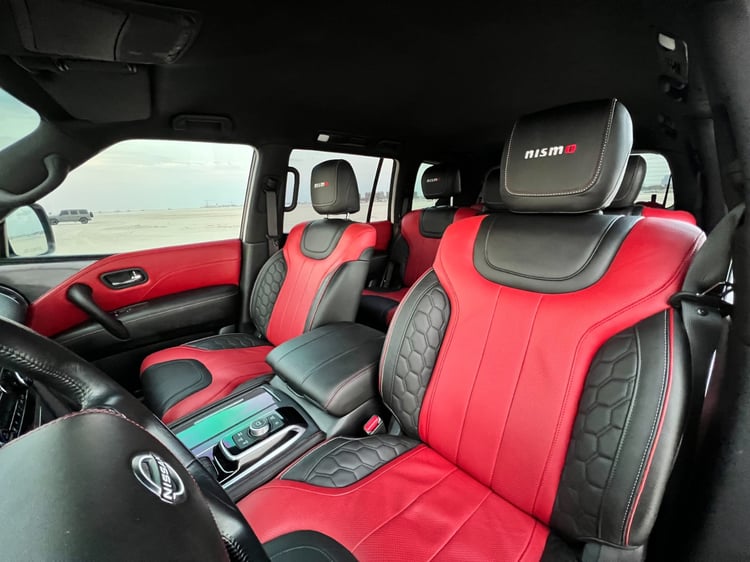 Bianca Nissan Patrol V8 with Nismo Bodykit and latest generation interior in affitto a Dubai 4