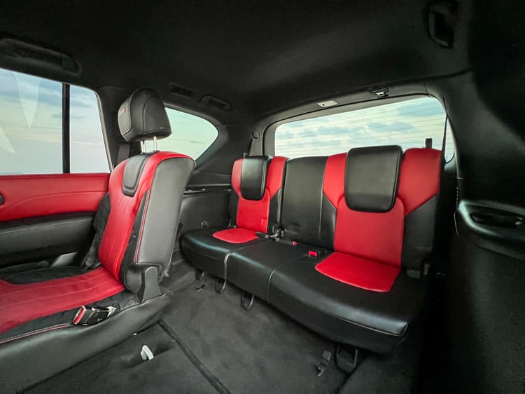 Bianca Nissan Patrol V8 with Nismo Bodykit and latest generation interior in affitto a Dubai 5