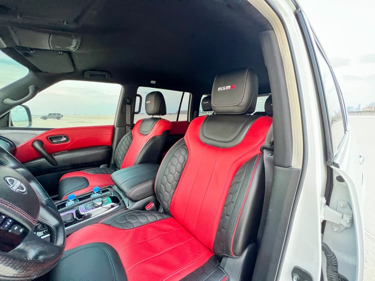 Weiß Nissan Patrol V8 with Nismo Bodykit and latest generation interior zur Miete in Abu-Dhabi 6