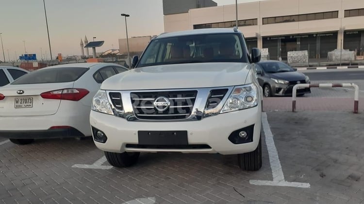 Blanc Nissan Patrol XE en location à Abu-Dhabi 0