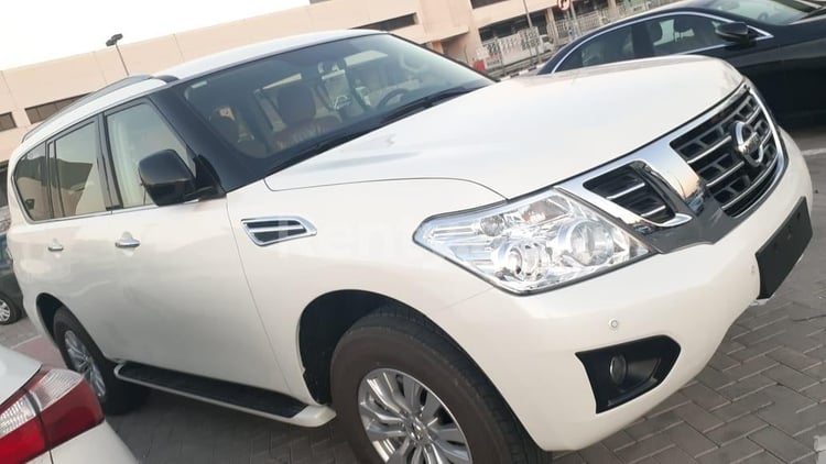 Blanc Nissan Patrol XE en location à Abu-Dhabi 1