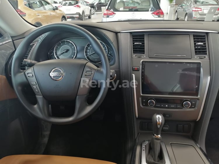 أبيض Nissan Patrol XE للإيجار في دبي 2