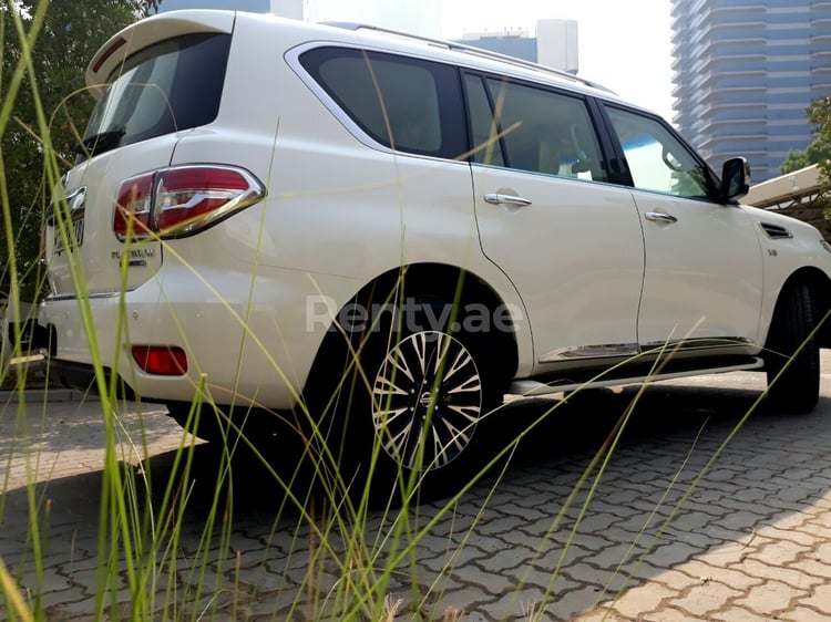 Bianco Brillante Nissan Patrol in affitto a Dubai 10