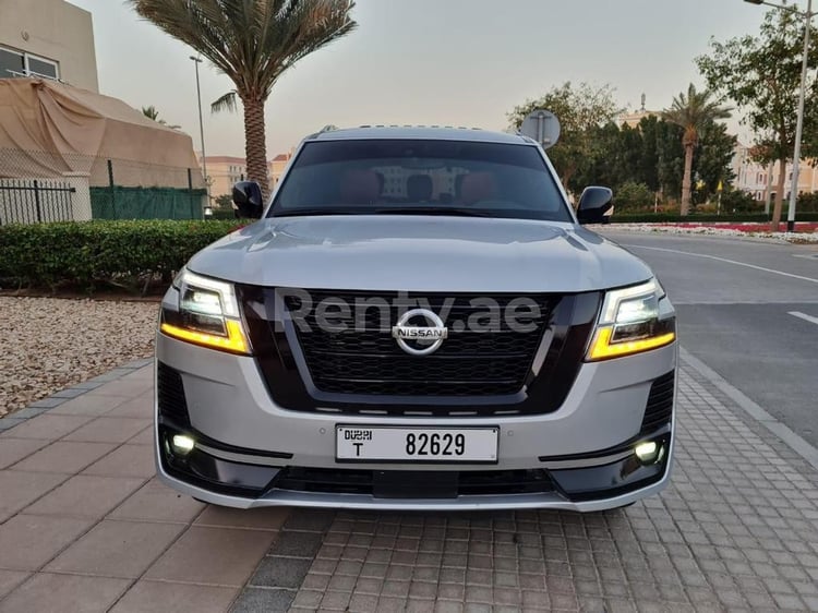 Gris Nissan Patrol en alquiler en Abu-Dhabi 3