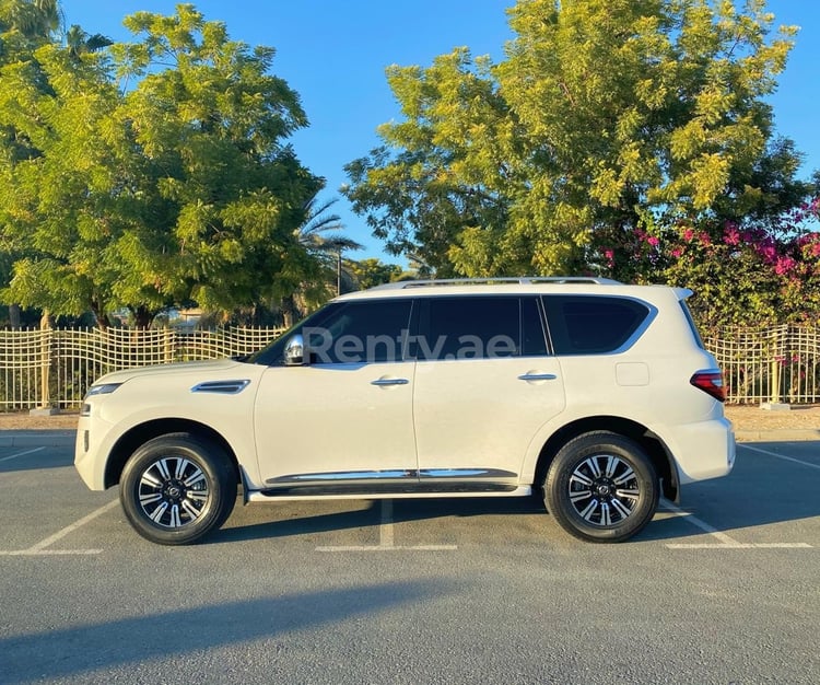 أبيض Nissan Patrol V6 للإيجار في الشارقة 4