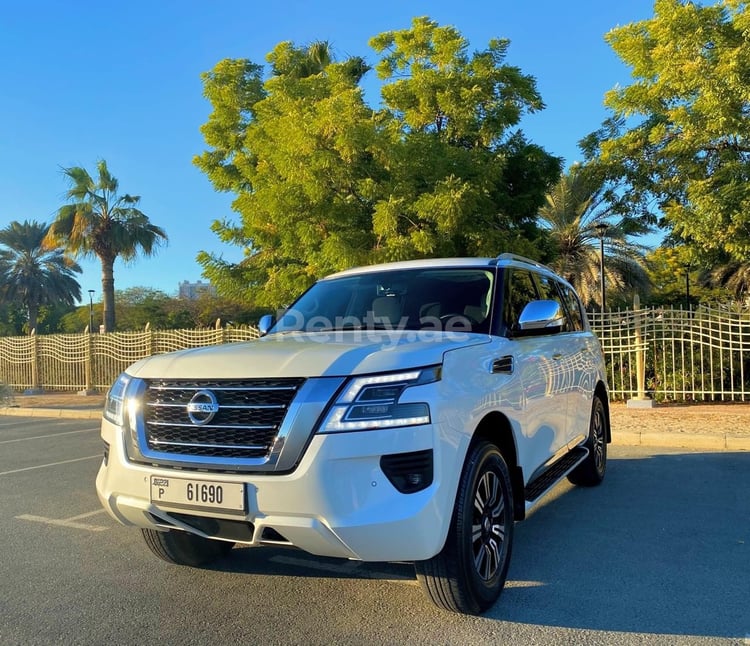 أبيض Nissan Patrol V6 للإيجار في دبي 5