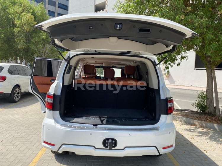 Blanco Nissan Patrol en alquiler en Abu-Dhabi 4