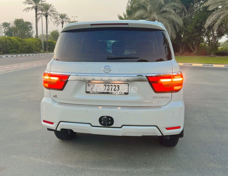 Weiß Nissan Patrol zur Miete in Sharjah 2