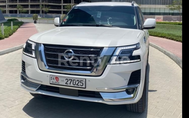 أبيض Nissan Patrol للإيجار في الشارقة