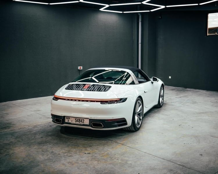 Blanc Porsche 911 Targa en location à Sharjah 0