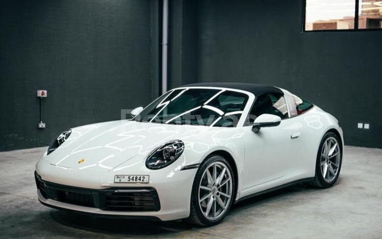 أبيض Porsche 911 Targa للإيجار في دبي