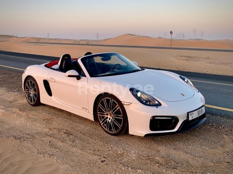 Bianca Porsche Boxster GTS in affitto a Dubai 2