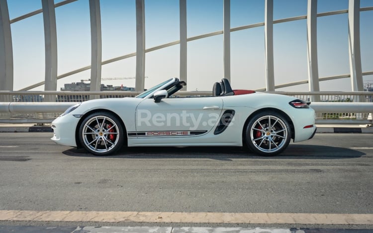 Blanco Porsche Boxster 718 en alquiler en Dubai 2