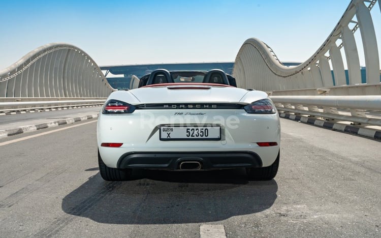 Blanc Porsche Boxster 718 en location à Abu-Dhabi 3