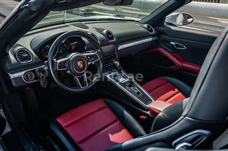 أبيض Porsche Boxster 718 للإيجار في دبي 5