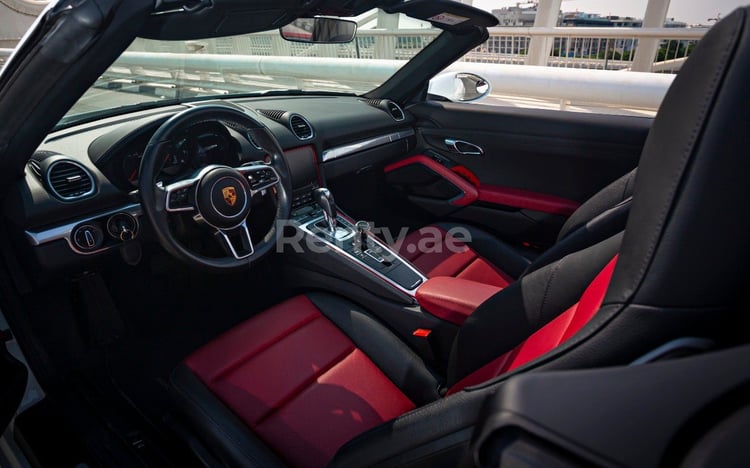 أبيض Porsche Boxster 718 للإيجار في أبو ظبي 6