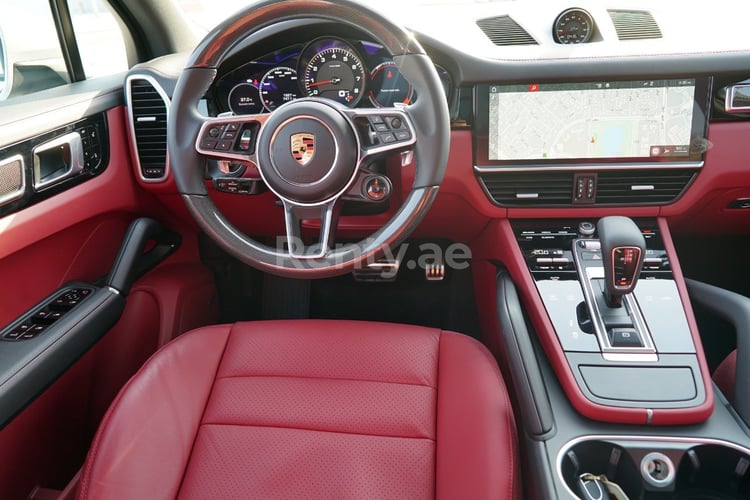 أبيض Porsche Cayenne S للإيجار في أبو ظبي 3