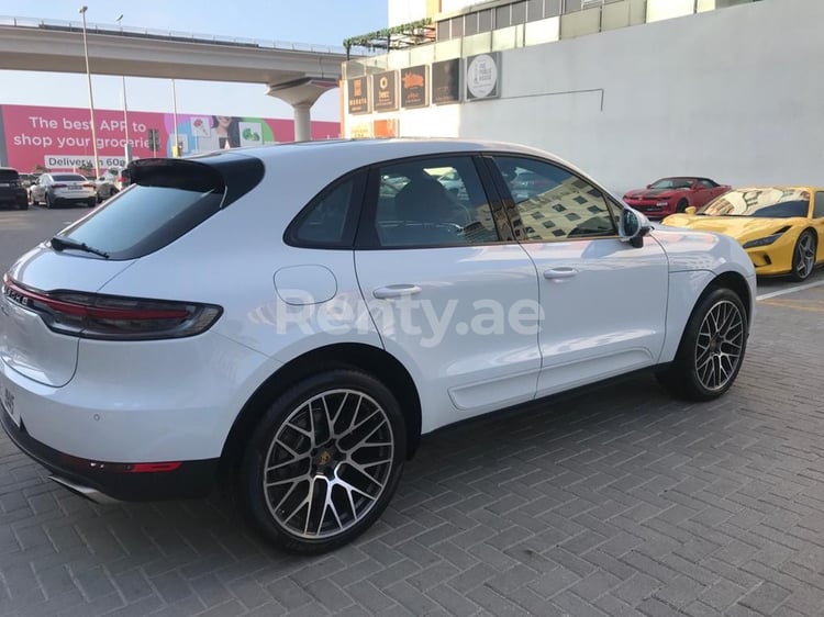 أبيض Porsche Macan للإيجار في أبو ظبي 4