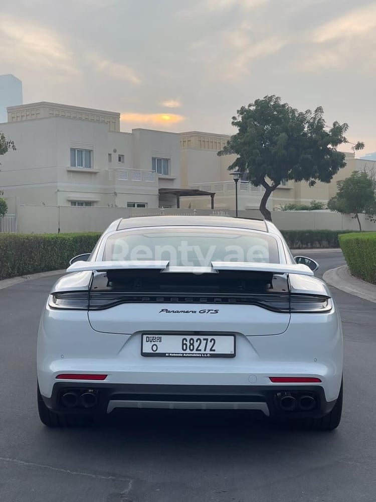 Weiß Porsche Panamera GTS zur Miete in Dubai 1