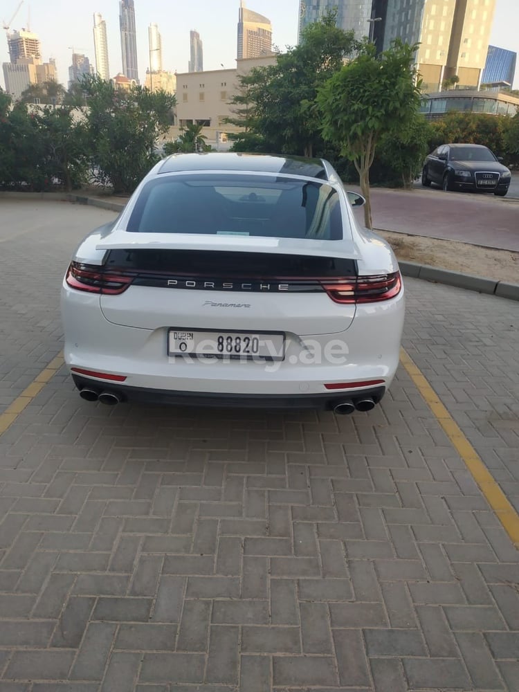 أبيض Porsche Panamera للإيجار في أبو ظبي 3