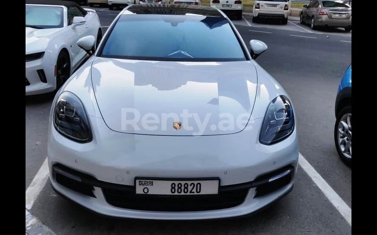 Bianca Porsche Panamera in affitto a Dubai