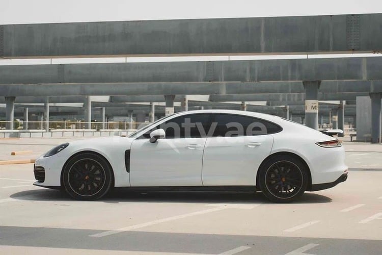 Weiß Porsche Panamera zur Miete in Sharjah 1