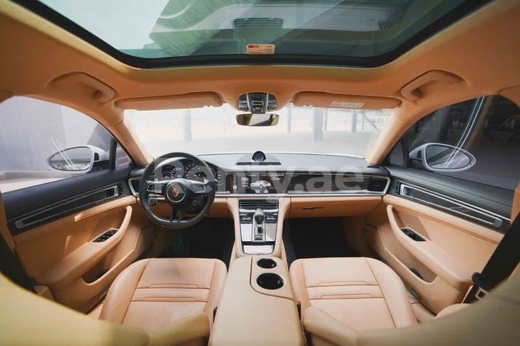 أبيض Porsche Panamera للإيجار في الشارقة 3