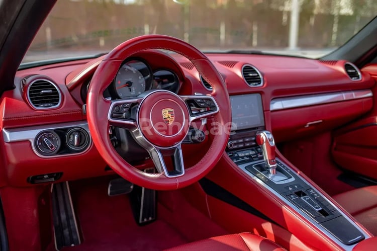 Blanc Porsche Boxster 718S en location à Sharjah 1