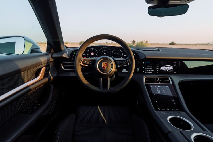 أبيض Porsche Taycan Turbo للإيجار في دبي 0