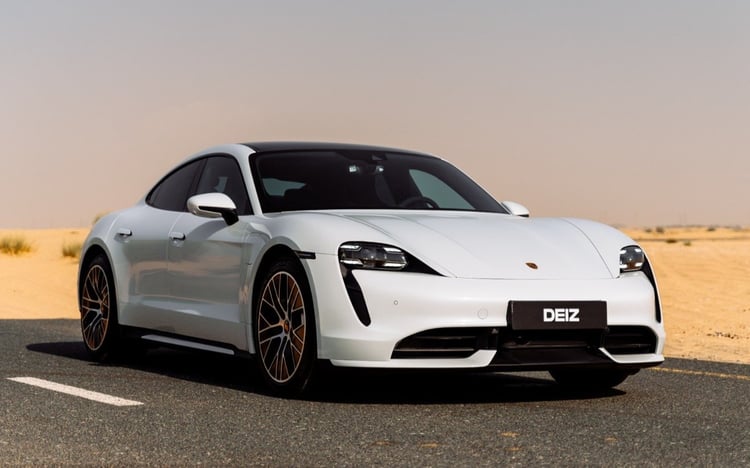 Blanco Porsche Taycan Turbo en alquiler en Dubai