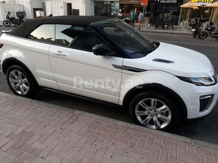 Blanco Range Rover Evoque en alquiler en Sharjah 6