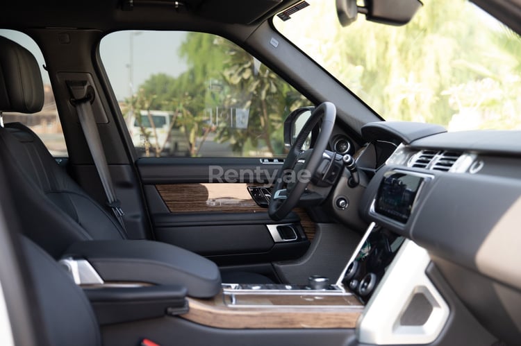 Weiß Range Rover Vogue zur Miete in Dubai 1