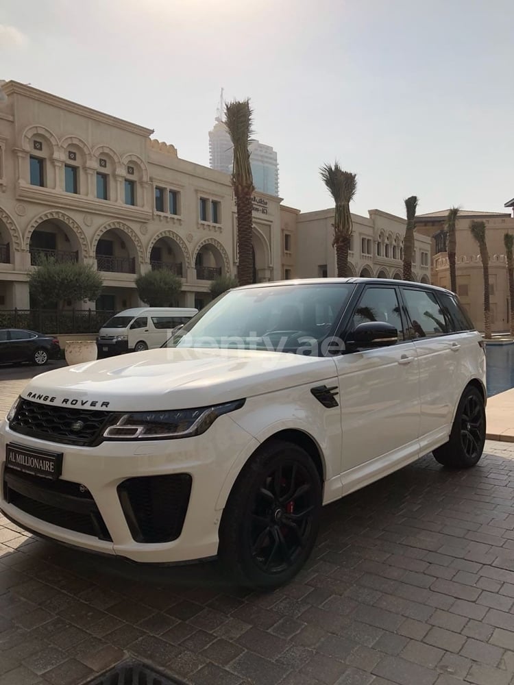 Blanco Range Rover Sport SVR en alquiler en Dubai 4