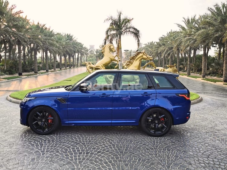 在迪拜租赁蓝色 Range Rover Sport SVR 1