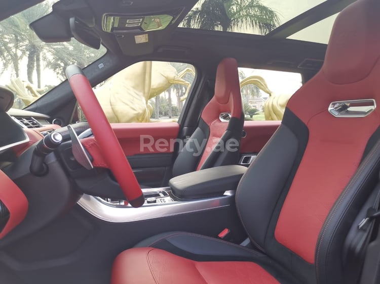 Blu Range Rover Sport SVR in affitto a Sharjah 2