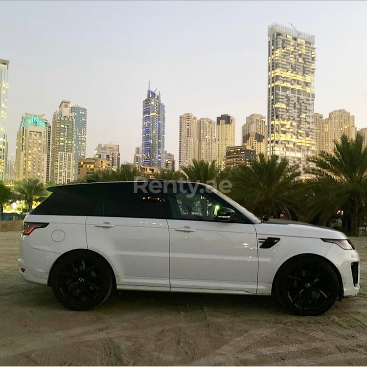 在沙迦租赁白色 Range Rover Sport SVR Supercharged 2