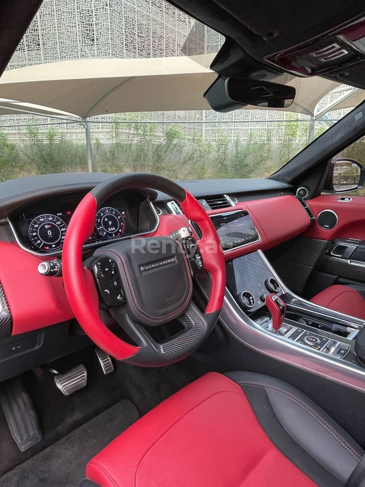 Bianca Range Rover Sport SVR in affitto a Dubai 3