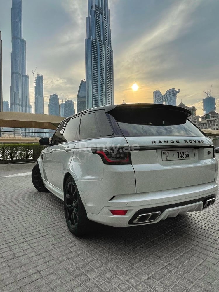 أبيض Range Rover Sport SVR للإيجار في دبي 4