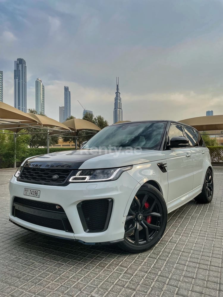 Bianca Range Rover Sport SVR in affitto a Dubai 6